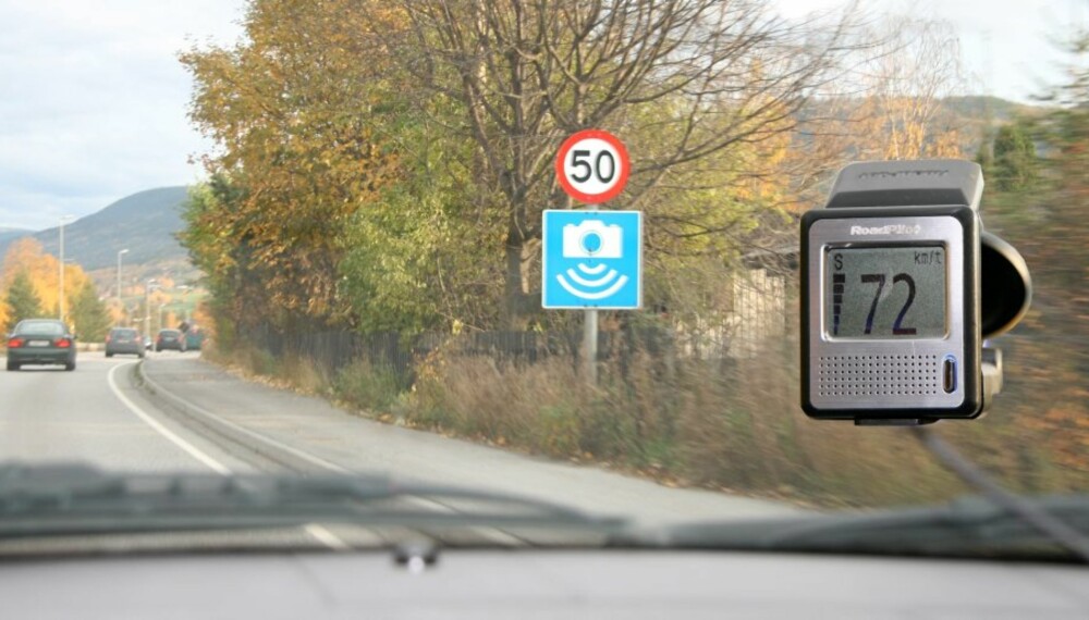 NØYAKTIG: Fotoboksvarsleren RoadPilot MicroGo viser nøyaktig fart og varsler når du nærmer deg en fotoboks. Varslingsavstanden kan du stille selv.