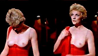 Julie Andrews viste publikum at "the hills are alive" i filmen SOB (1981). Hun var da 46 år. Så lenge skal det ikke være nødvendig å vente. Julie Andrews viste publikum at "the hills are alive" i filmen SOB (1981). Hun var da 46 år. Så lenge skal det ikke være nødvendig å vente.