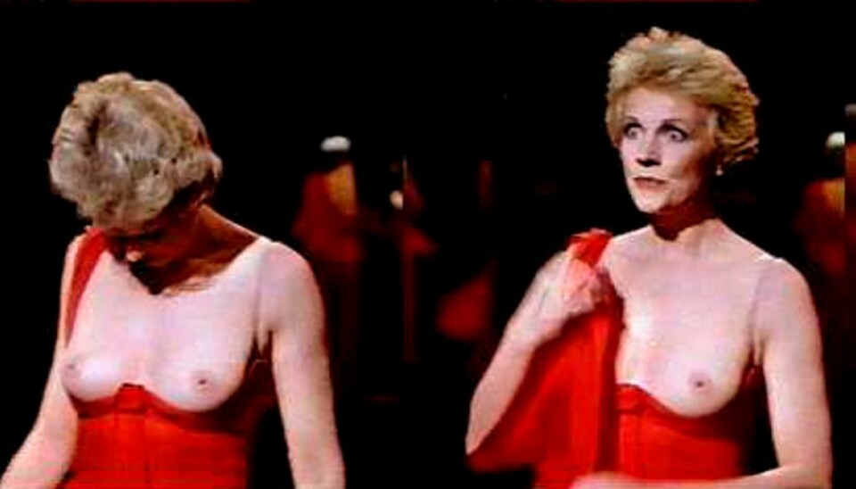 Julie Andrews viste publikum at 'the hills are alive' i filmen SOB (1981). Hun var da 46 år. Så lenge skal det ikke være nødvendig å vente.