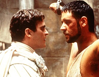 GOLDEN GLOBE: Joaquin Phoenix fikk en Golden Globe for rollen som Commudus i filmen "Gladiatoren". Her sammen med Russel Crowe
