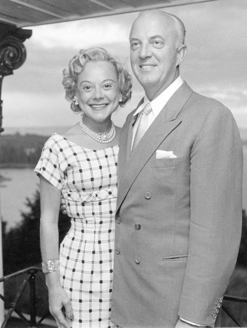 Kunstløperen og skuespilleren Sonja Henie sammen med ektemannen Niels Onstad i deres hjem Granholtet på Landøya. Paret hadde nettopp kommet hjem fra tre måneders bryllupsreise da bildet ble tatt.