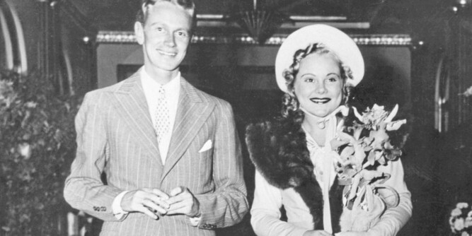 Sonja sammen med sin bror Leif Henie i New York i 1938.