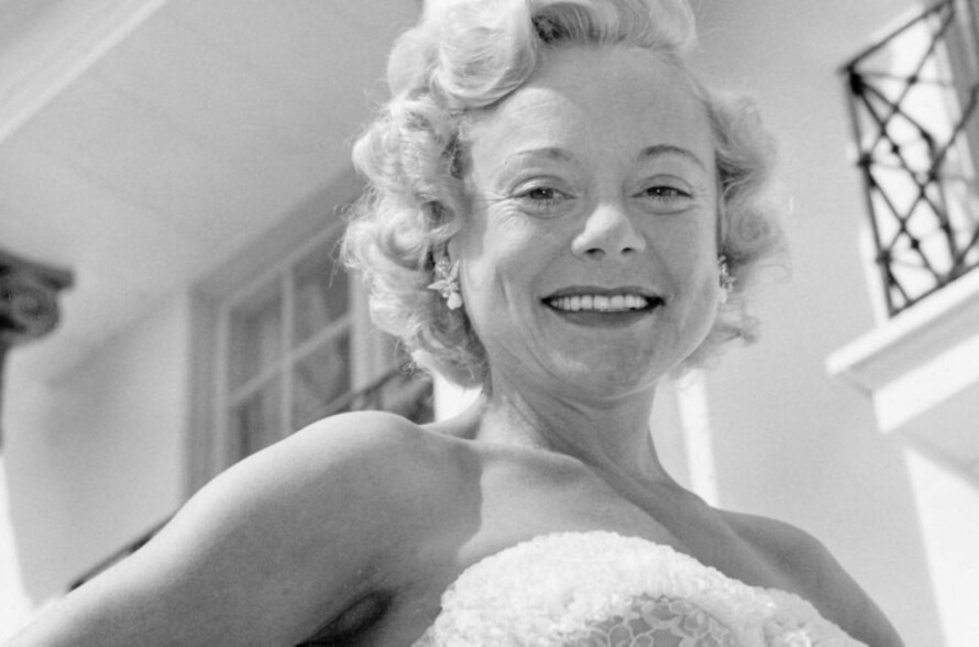 Sonja foran hjemmet på Landøya i Asker i 1956. Praktvillaen er blant annet brukt som kulisse i TV-serien «Ungkaren».