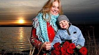 Bare de som har fred i hjertet, kan være lykkelige, mener Björg, som her er sammen med sønnen Thorallur. Hjertefred-arrangementet hennes skal hjelpe de som er igjen til å minnes dem de har mistet på en god måte.