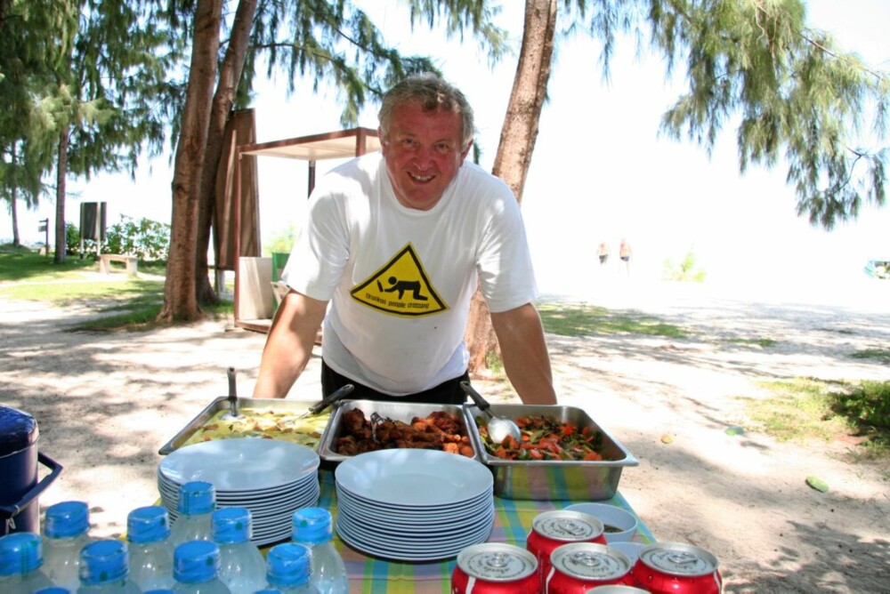 VELBEKOMME: Ragnar Wikstrøm har ikke glemt gamle reiselederkunstner, og serverte lunsj på stranden på Phi-Phi-øyene.