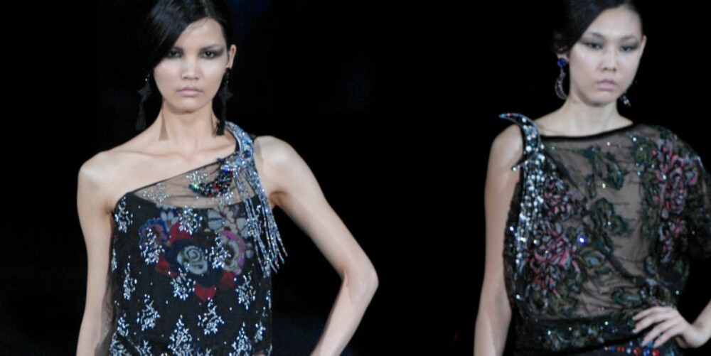 VAKRE KJOLER: Armani viste fram glamorøse og vakre kjoler under motevisningen i Milano.