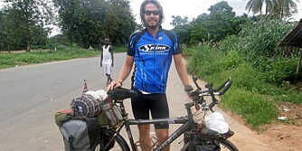 Rune sykler jorda rundt. Nå er han i Afrika.