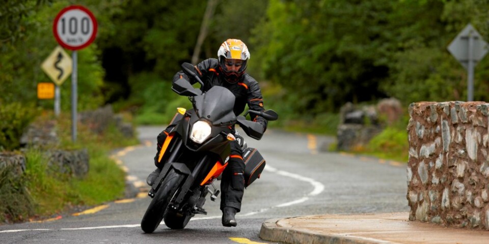 DRØMMETOURING: Supermotard med touringutrustning.
