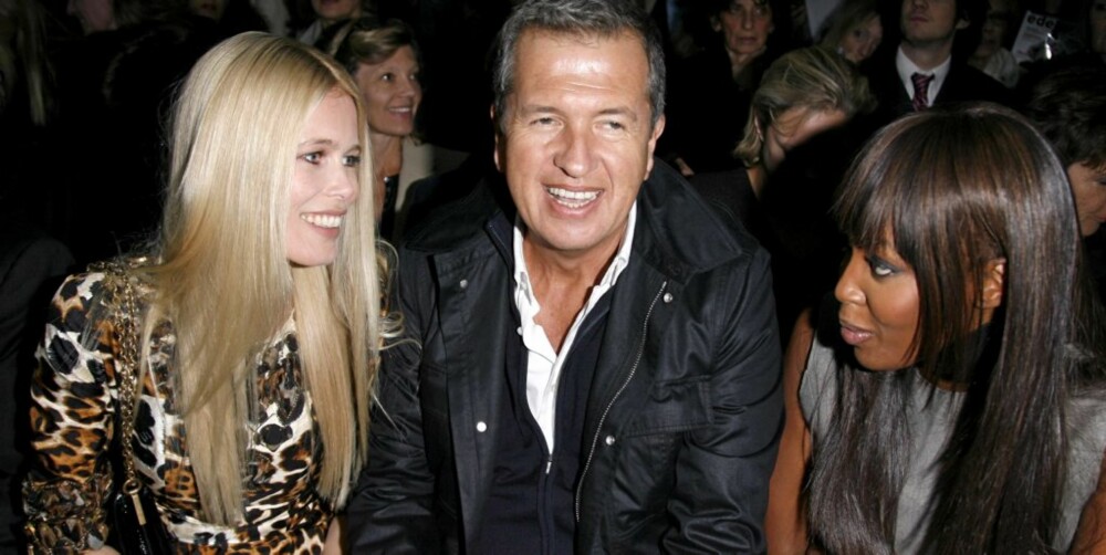 PÅ FØRSTE RAD: Claudia Schiffer, Mario Testino og Naomi Campbell på første rad under Yves Saint Laurents visning for vår og sommer 2009 i Paris.