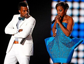 TIL MOREN: Kanye West og Estelle opptrådte med låta "American Boy". Kanye fikk også prisen i kategorien "Ultimate Urban", som han dedikerte til sin avdøde mor.