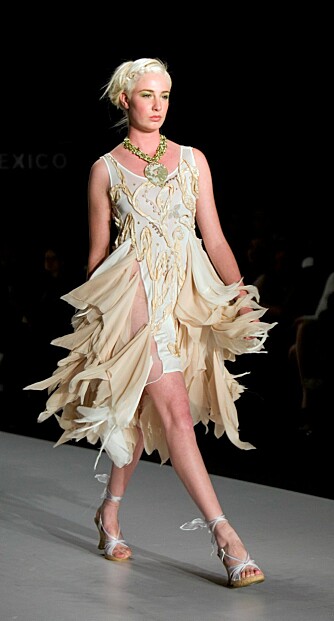 BRODERT: En modell viser fram en brodert kjole designet av Oka Masako under Mexico Fasshion Week i oktober.