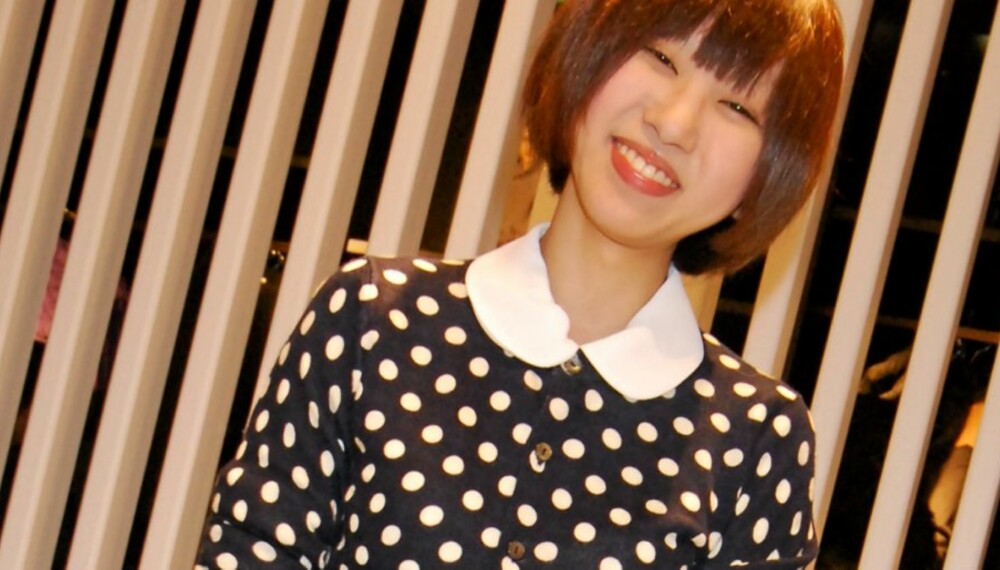 FORNØYD KUNDE: En japansk jente smiler bredt over sitt nyinnkjøpte antrekk fra Comme des Garçons.