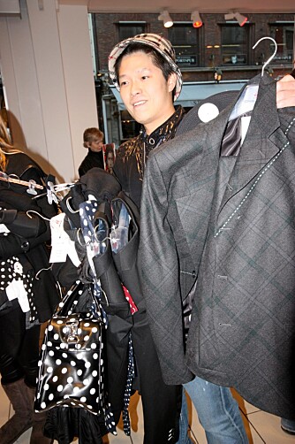 STORKJØPER: Jan Lam har planlagt i en uke hva han skal kjøpe, og har favner full av klær.