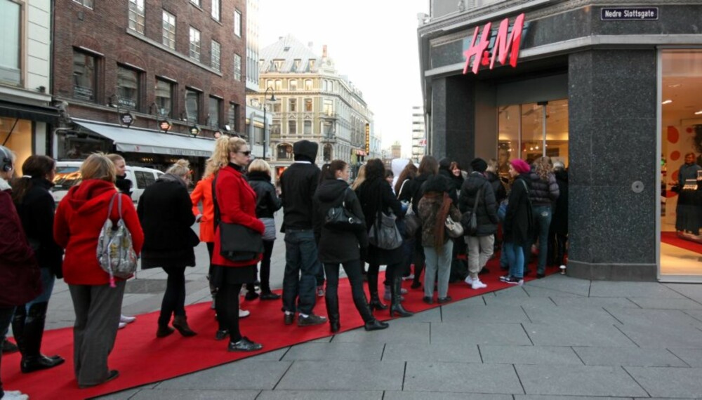 LANG KØ: Flere titalls personer stod i kø for å være de første til å kjøpe klær fra Comme des Garçons' kolleksjon for H&M.