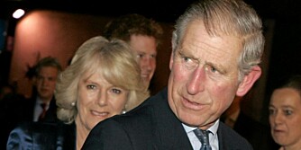 MORET SEG: Både Charles og Camilla koste seg under forestillingen "We Are most Amused" i forbindelse med Charles' 60-årsdag.