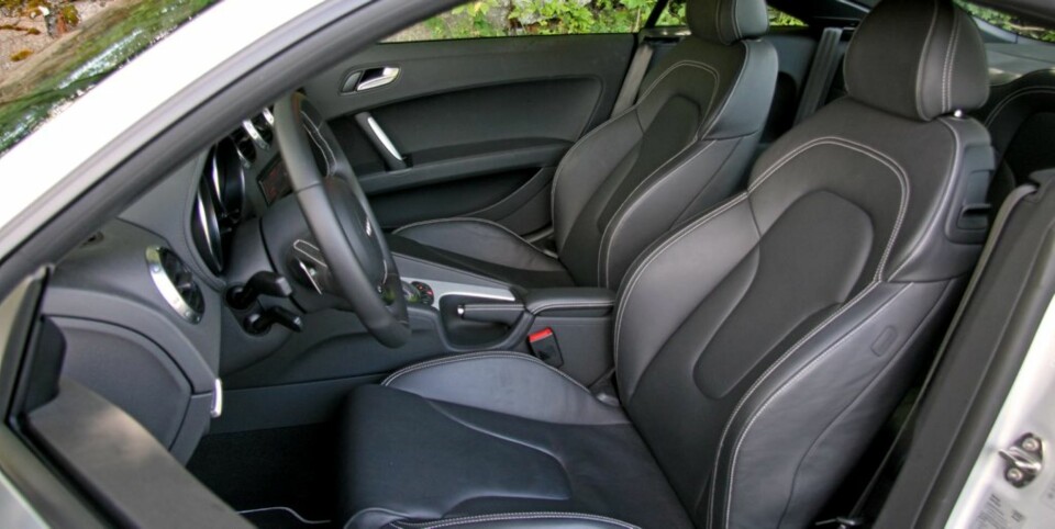 Sportsseter hindrer deg i å falle mellom to stoler i svingene.