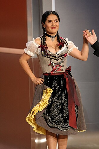 Salma Hayek skapte furore da hun deltok i det tyske underholdningsprogrammet «Wetten ¿ dass?» i en tradisjonell kjole med verdens dypeste utringning.