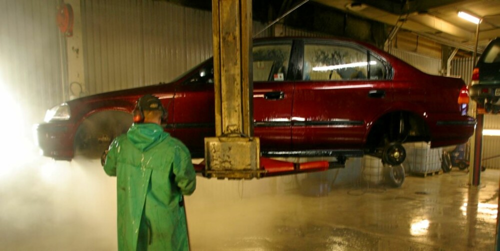 VASKES GRUNDIG: Bilene heises opp, steames og vaskes, og står til tørk over natten. Deretter skjer selve sprøytingen med antiruststoff.