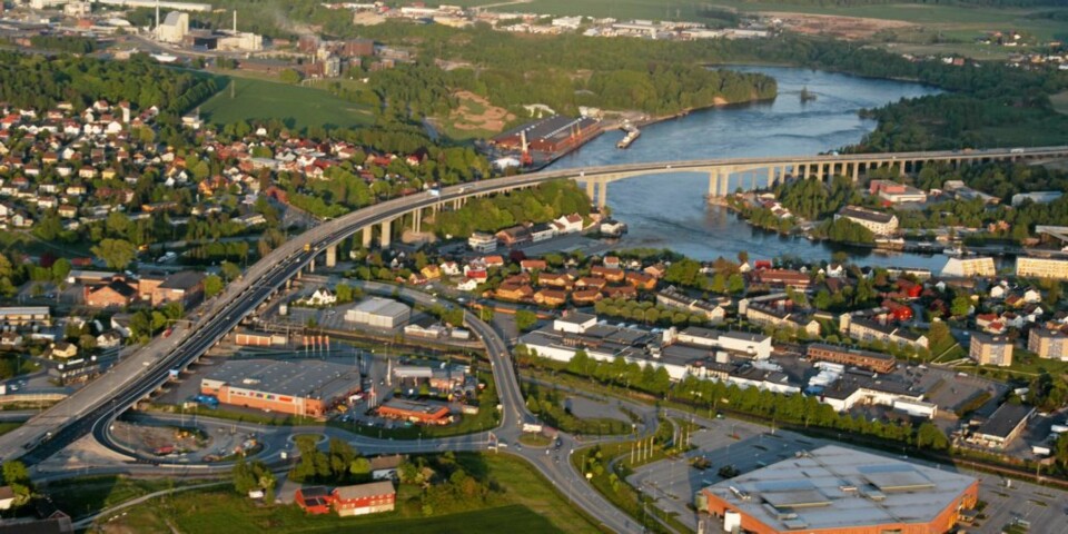 SARPSBORG: Slik ser den nye, 2,3 kilometer lange E6-strekningen ved Sarpsborg ut fra lufta. Den nye Sandesundbrua, ved siden av den gamle, utgjør 1,5 kilometer av strekningen.