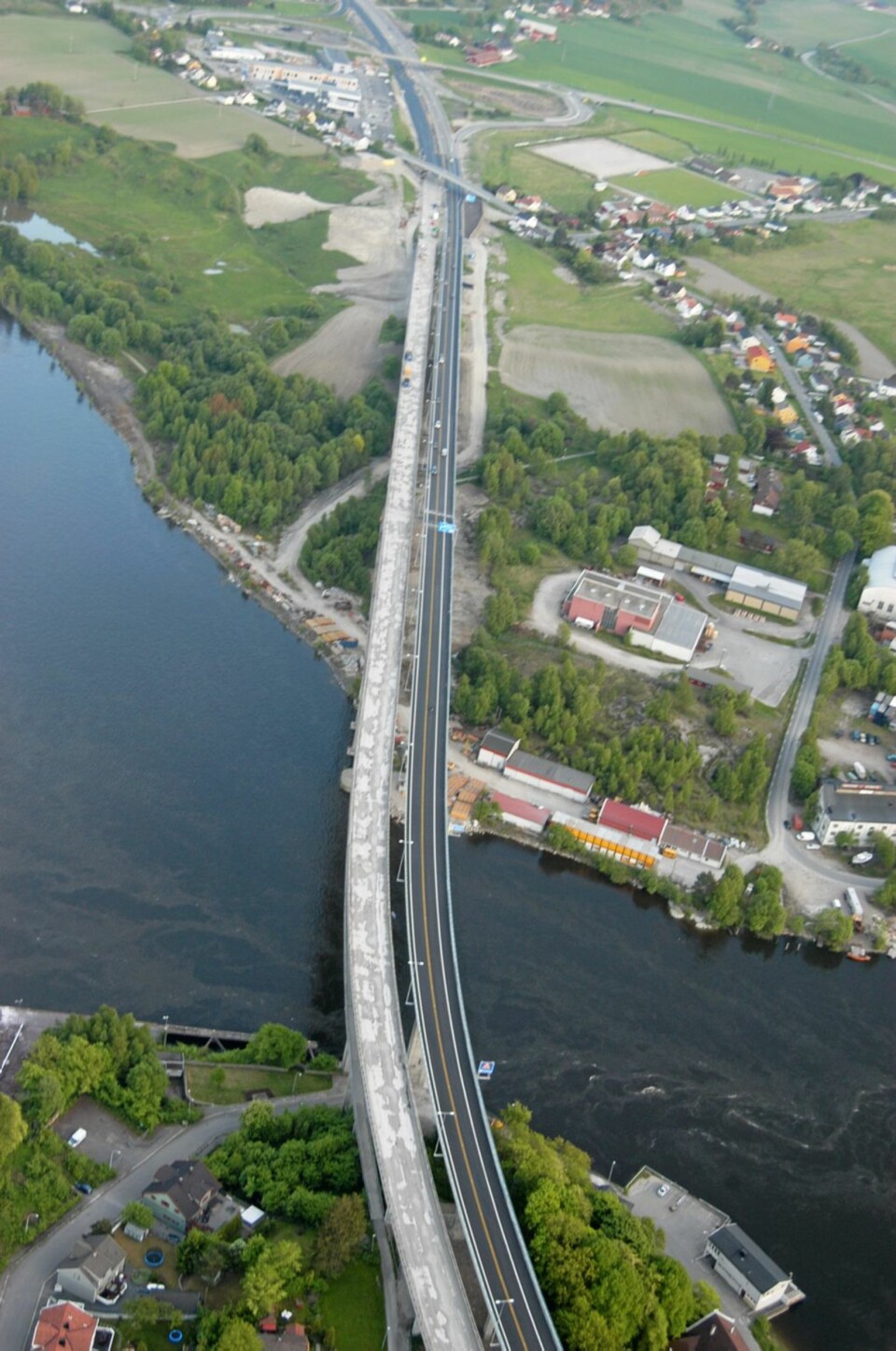 SANDESUND: Den nye brua over Glomma ved Sarpsborg var en av de siste delene av E6-prosjektet i Østfold. Siden i sommer har den gamle brua vært under rehabilitering.