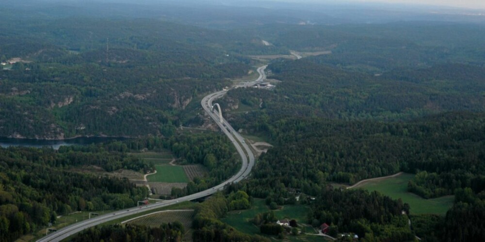 SVINESUND: Den sørligste delen av E6-prosjektet, med den nye Svinesundsbrua midt i bildet. Brua ble åpnet 10. juni 2005.