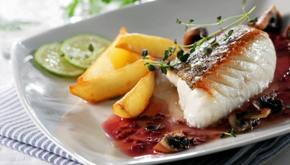TORSKETIPS: Ristet torskerygg med rødvinssaus og stekt sopp er mat for mons.