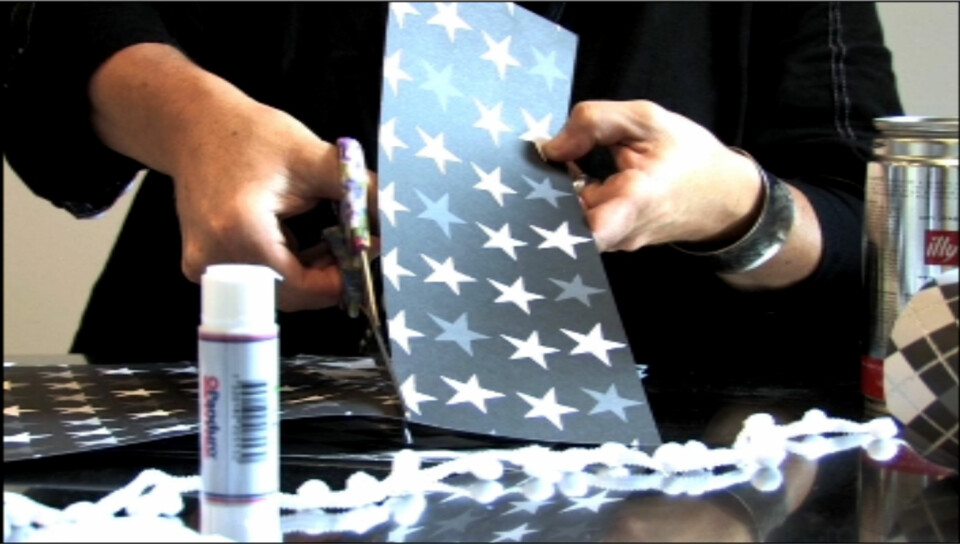 TILPASS: Klipp til papiret så det passer boksens høyde.