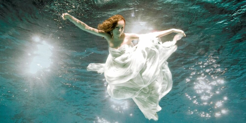 UNDER VANN: I epispde 9 av serien, måtte deltakerne prøve seg som modeller under vann.
