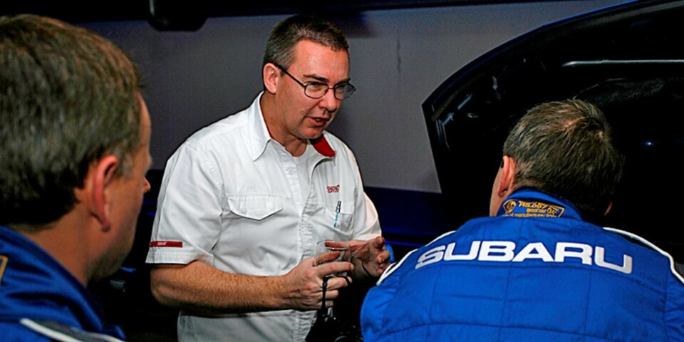 George Donaldsson, General Manager for STI - Subaru Tecnika International inc, forklarer tekniske detaljer i understellet for førere og kartlesere.