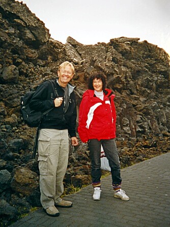 Unni Lindell og Per Christian Garnæs var på tur på Island i 2004. Smilet på bildet er til ære for fotografen — Unni trivdes slett ikke!