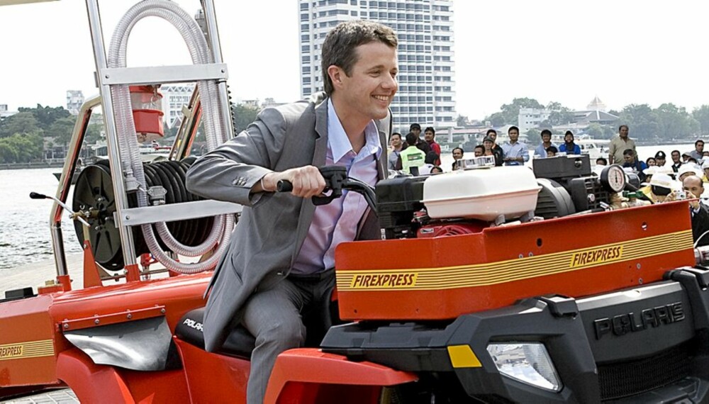 LEKETØY: Kronprins Frederik koste seg da han prøvekjørte offroaderen i Bangkok.