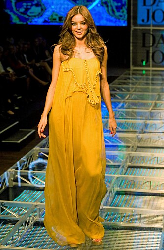 TRENDY: Up-and-coming supermodell Miranda Kerr med midtskill på catwalken for David Jones. TRENDY: Up-and-coming supermodell Miranda Kerr med midtskill på catwalken for David Jones.
