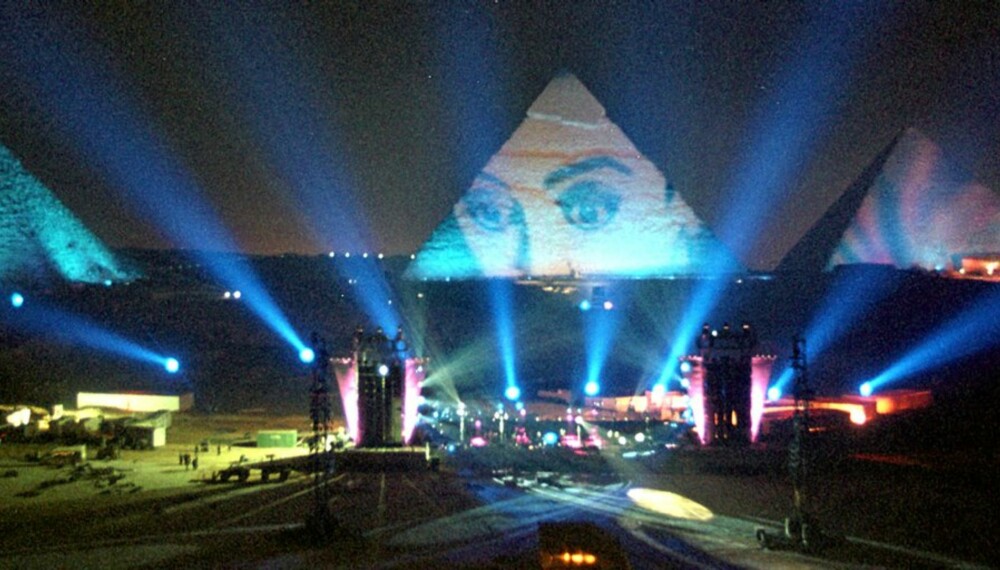 MYE LYS: Jean Michel Jarre brukte pyramidene som bakgrunn da han spilte i Egypt i 1999.