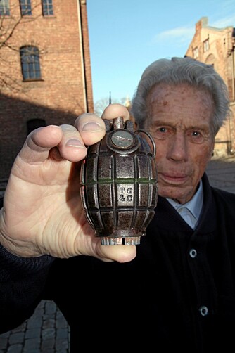 GRANATEN: Etterforskningsleder var TReidar Bjørn-Larsen. Her viser han en granat av samme type som den som ble brukt.