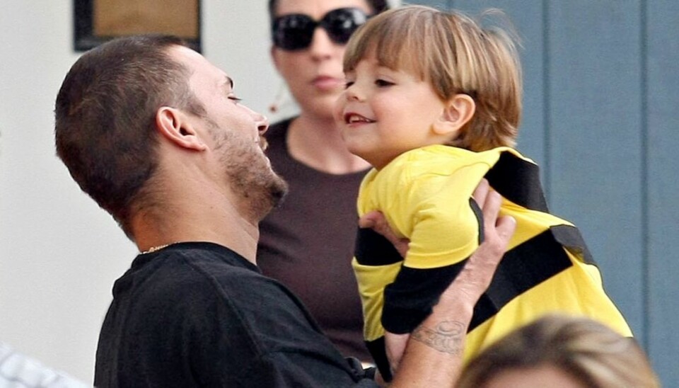 PAPPALYKKE: Kevin Federline koser seg sammen med barna. Her med Sean Preston (3).