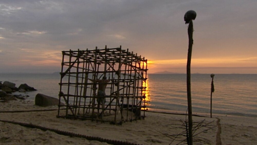 En form for tortur, sier Christopher om oppholdet i et bambusbur på stranden.