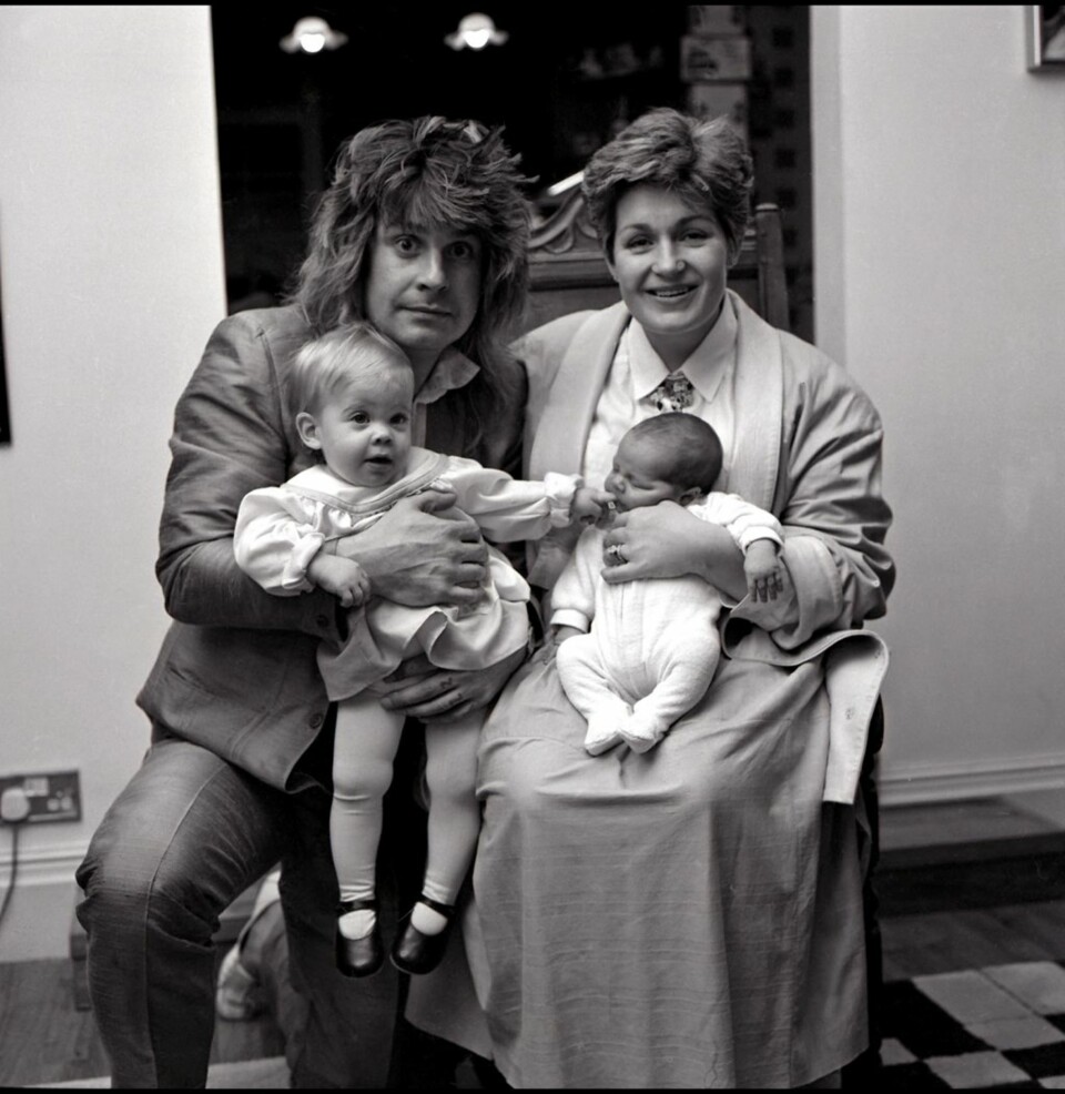 Ozzy og Sharon med to av sine tre barn i 1985.