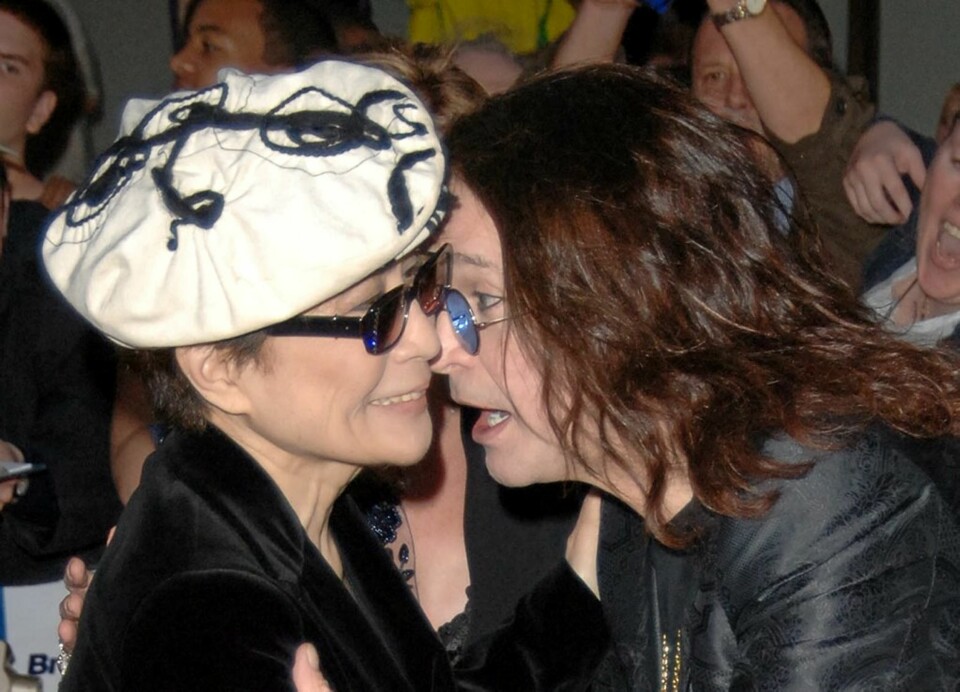 Ozzy i samtale med en annet såret kunstnersjel, Yoko Ono.