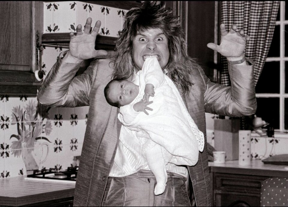 Ozzy i 1985. Den vesle bylten han holder mellom tennene er sønnen Jack, som startet sitt voksne liv som ufysleig TV-nerd, men som nå er suksessrik programleder.