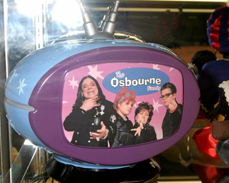 I 2004 solgte The Osbournes unna juveler, nips og såkalt memorabilia fra sitt rikholdige hjem. Det vites ikke hvor mye denne innbrakte.