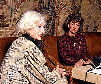 Astrid Gunnestad har fått intervjue dronning Sonja ved flere anledninger. – Det var viktig å ha forberedt spørsmålene og kunne følge etiketten, forteller hun.