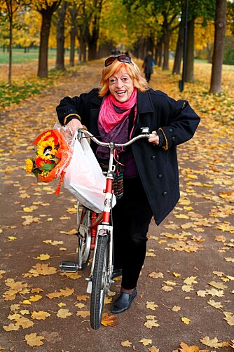 Hver dag sykler Astrid Gunnestad gjennom Frognerparken for å besøke mannen sin, Gunne, på sykehjemmet. Kanskje ga hun blomsterbuketten fra Hjemmet videre til ham?