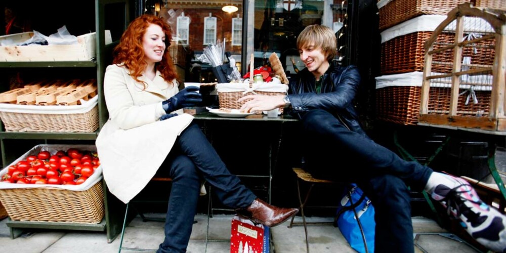 Bridget Veal og Andrew Vance har en kaffe- og julepaipause i Spitalfields.