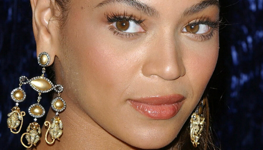 Beyonce Knowles med store, flotte øreringer.