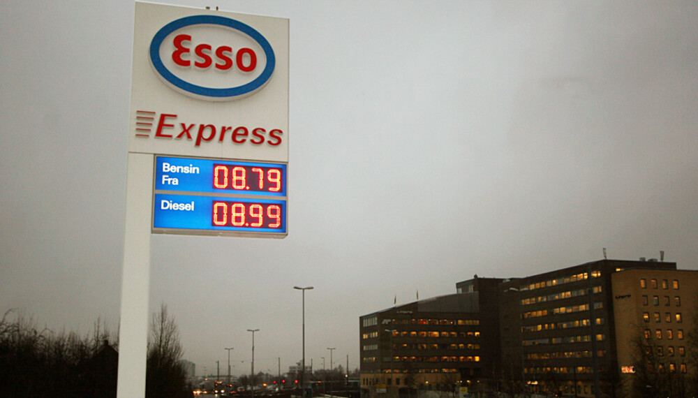 BILLIG BENSIN: Det er lenge siden bensinen var så billig som nå. Dette bildet er tatt på Storo i Oslo mandag morgen.