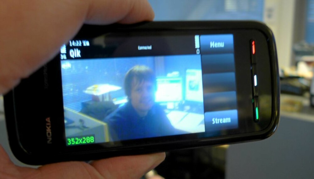 Qik på en Nokia 5800. Ved å trykke «Stream» nede i hjørnet sender man video direkte på nett.