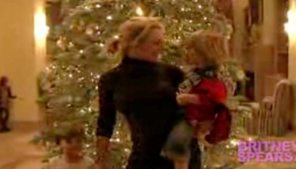 Britney havner i skyggen av Jayden James når hun ønsker fansen god jul.