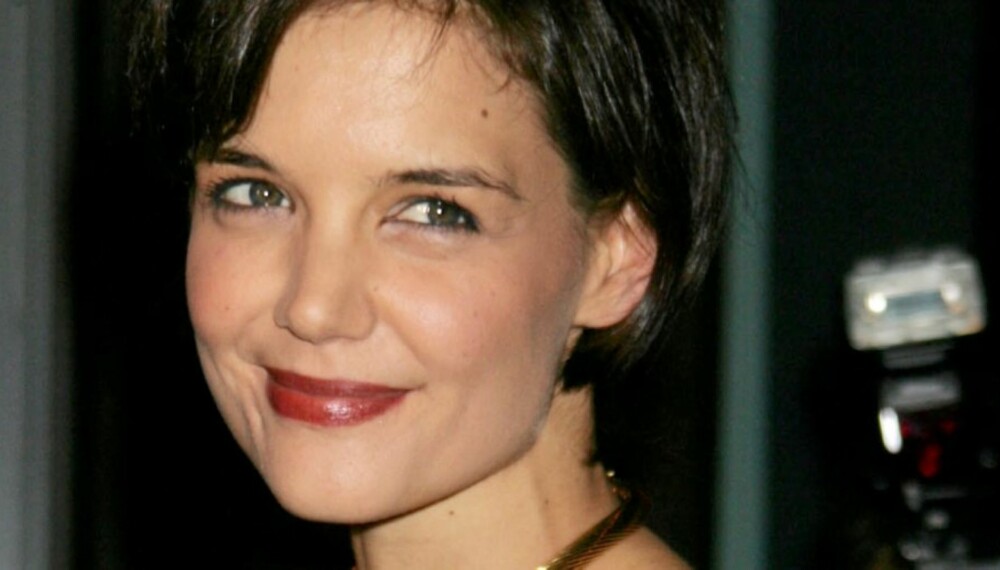 TRENDY DAME: Katie Holmes fronter Miu Miu sin kampanje for neste vår og sommer. TRENDY DAME: Katie Holmes fronter Miu Miu sin kampanje for neste vår og sommer.