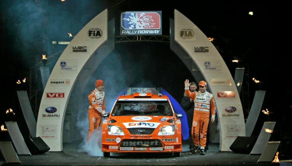 PUBLIKUMSFRIERI: Henning Solberg og kartleser Cato Menkerud hilser på publikum under fjorårets Rally Norway.