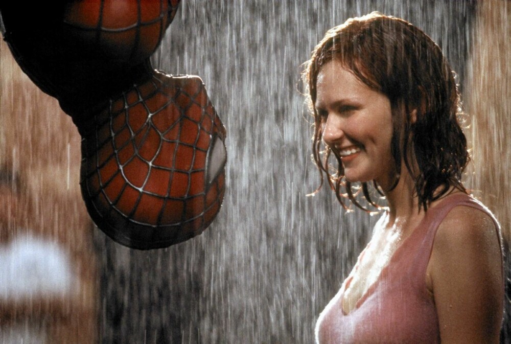 Kirsten Dunst i en romantisk scene med Tobey Maguire i Spiderman.